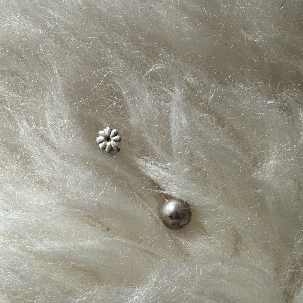 One replacement Tiffany’s silver ball stud earring